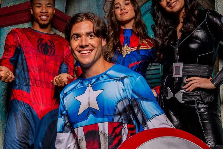 Quattro persone in costume da supereroe: Spider-Man, Capitan America, Capitan Marvel e Vedova Nera