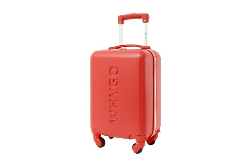 Trolley bagaglio a mano rosso, rigido, con quattro ruote, su fondo bianco